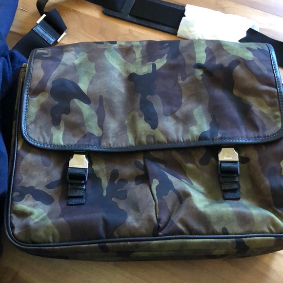 Prada messenger bag 100%%authentic - Picture 5 of 7